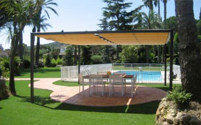 Pérgola con terraza y jardín