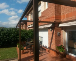 Pérgola de aluminio en terraza